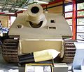 Um Sturmtiger em exposição no Deutsches Panzermuseum, juntamente com o projétil de seu canhão.