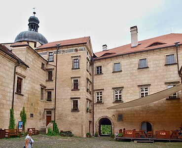 Cour intérieure.