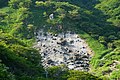 Vue aérienne de l'emplacement de la pierre (celle avec le shimenawa et les shide).