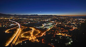 Vue nocturne de Bregenz, chef-lieu du Vorarlberg, traversé par l'autoroute du Rheintal/Walgau (Autriche). (définition réelle 6 955 × 3 829)