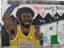 Un graffiti représentant un basketteur sur le mur de Berlin.