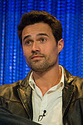 Brett Dalton interprète l'agent Grant Douglas Ward (en).