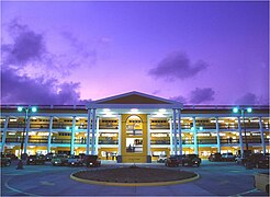 Universidad Tecnológica de Honduras Campus La Ceiba de noche