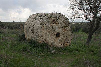 Um dos tambores da coluna com a cavidade no centro