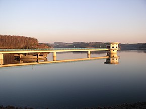 Wasserentnahmeturm (rechts) und Überfalltrichter (links) der Großen Dhünntalsperre