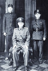 穿1945年制定的光复军制服的池青天总司令(中央)、金学奎(右)