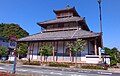 [参考] 岐阜大仏大仏殿(正法寺)。天保造立の3代目方広寺大仏殿と同じく、江戸時代後期に造立された大仏殿。両者の大仏殿は数寄屋風の建築様式で建てられ、外観も類似している。両者はいずれも民衆の寄進で造立されたという点も共通している。