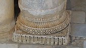 Photographie d'une base de colonnes d'un portique de la cour. D'origine romaine ou byzantine, elle est finement sculptée de divers motifs.