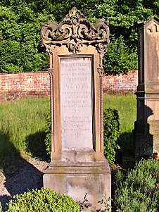 Signierter Grabstein mit Weinlaub und Trauben, 1874, Friedhof Grethen (Bad Dürkheim)