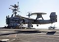 Un E-2 Hawkeye dell'Aéronavale in fase di appontaggio sulla Theodore Roosevelt al largo di Norfolk (Virginia) (18 luglio 2008).