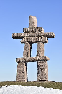 Inuksuk, um tipo de marco de pedras empilhadas. É um símbolo familiar dos inuítes. Essas estruturas são encontradas no norte do Canadá, Groenlândia e Alasca e frequentemente usadas como ferramenta de navegação. Esta escultura está situada perto do lago Ontário na parte ocidental de Toronto, Canadá. O tamanho de alguns inuksuk sugere que a construção era muitas vezes um esforço comunitário. (definição 4 000 × 4 000)