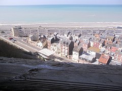 Nord-Ouest - le Tréport : vue sur la station inférieure du funiculaire et la rue Amiral Courbet.