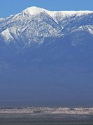 Vista noreste con las torres del monte Charleston, que se elevan unos 2700 m sobre el Pahrump Valley