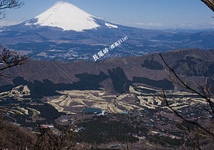 箱根火山の中央火口丘のひとつである神山から見た長尾峠と富士山