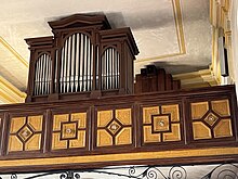 Schrägansicht der Orgel; auch Teile der Basspfeifen sind sichtbar