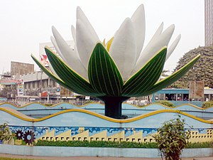 ভাস্কর্যের নিকট দৃশ্য