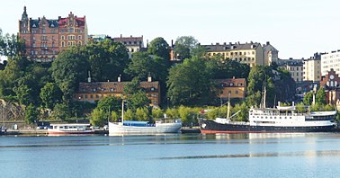 Klädesfabriken på Ruckmans litografi från 1830-talet, till höger samma område i juli 2012, byggnaden på berget är Mälarborgen.