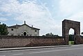 Vue de la villa et de son portail d'entrée.