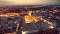 Vue aérienne nocturne de la Grande Mosquée de Kairouan. Ce monument se présente sous la forme d'un quadrilatère irrégulier aux vastes proportions.