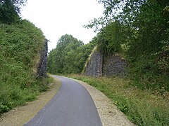 Ancien saut-de-mouton de raccord avec la Vennbahn (en bas).