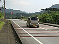 ゼブラゾーン及び片勾配側溝。ゼブラゾーンを車が通行すると音がして、ヤマネコに車の存在を知らせることができる