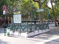 Édicule Guimard sur le boulevard Beaumarchais.