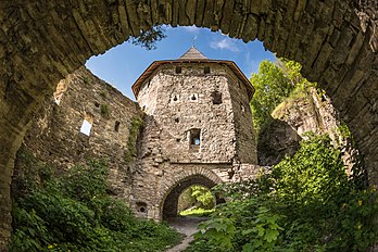 Portão polonês inferior, uma das duas entradas para a Cidade Velha de Kamianets-Podilskyi, Ucrânia. O Portão está localizado no desfiladeiro do rio Smotrych. A estrada que passa por ele levava ao Portão polonês superior. O complexo do portão consistia na Torre do Portão com a Barbacã, a torre de vigia, a casamata de pedra e a Torre de Pedra localizada acima deles. A parede costeira levava à Grande Torre Costeira. Dele até a rocha adjacente do cânion havia uma parede com um portão de passagem, e através do leito do rio Smotrych até a rocha oposta do cânion havia uma cortina de casamata. O complexo do portão estava localizado a 600 m da Ponte do Castelo. As partes mais antigas do portão existiam na década de 1470. (definição 6 000 × 4 005)