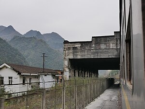 2019年，横跨站场的“松树三线棚洞”以及棚洞旁保留的老站房。