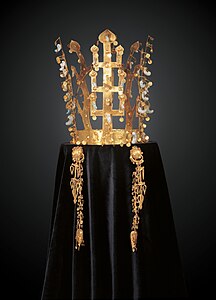 Gold crown from Seobongchong at Crowns of Silla, by the National Museum of Korea (edited by revi)