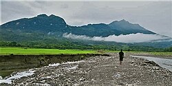 Blick auf den Lesululi und dem dahinterliegenden Leolaco