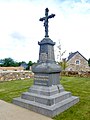 Saint-Méen : le monument aux morts, surmonté d'une croix