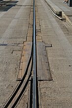 Un aiguillage sur la voie du TVR, à proximité de l'arrêt "Saint-Georges". Les deux rails étaient sur une plaque commune, qui pivotait en fonction du rail à aligner. Cet aiguillage était abandonné[11] depuis 2005, et a en conséquence été soudé sur le rail encore en service.