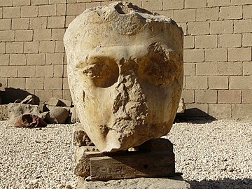 Visage de Ramsès II, dont la statue devait flanquer l'entrée du temple de Min