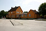 Foto eines Bahnhofsgebäudes mit einer Holzfassade in Orangton.