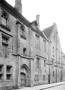 Photo noir et blanc d'une façade du XVe siècle.