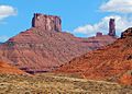 The Rectory (à g.) et Castleton Tower, près de Moab.