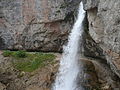 Il tratto della cengia della via ferrata che passa sotto la cascata di Sotto.