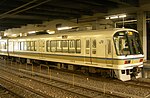 クハ221形（車両後部の窓がない部分がトイレ）