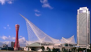 De gauche à droite: la Kobe Port Tower, le musée maritime de Kobe et la tour de l'hôtel Okura.