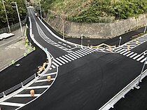 もともと直進接続していた既存の道路が本線に対してT字型接続となった（2021年4月）