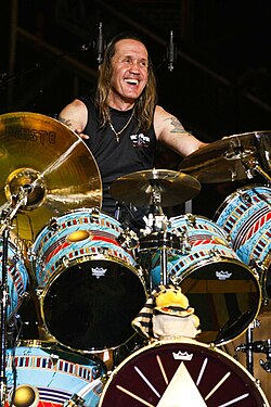 Nicko McBrain Iron Maidenin konsertissa Somewhere Back In Time-kiertueella vuonna 2008.