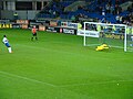 John Paintsil als Spieler des englischen Fußball- clubs Leicester City schießt einen Strafstoß, September 2011