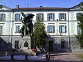 Palazzo Serbelloni Busca, l'attuale palazzo comunale. Davanti a esso la statua in ricordo dei caduti in guerra