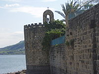 המגדל הנטוי בפינה הדרום מזרחית של החומה, על חוף הכנרת