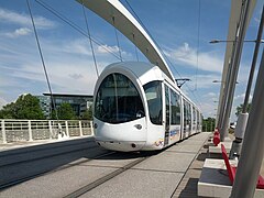 Vue de la queue d'une rame de tramway sur la partie centrale du pont.