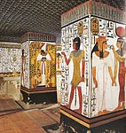 Veduta della volta stellata e di due pilastri con immagini di Osiride, Hathor, Nefertari e del dio-sacerdote Iunmutef, nella Tomba di Nefertari[220].