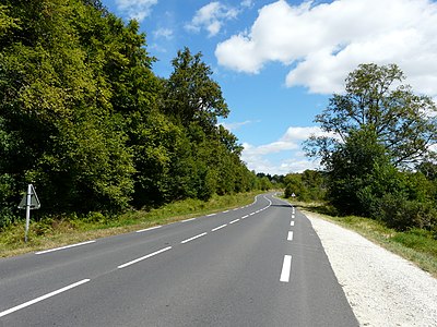 Die D 707 steigt ganz allmählich nach Thiviers hinauf