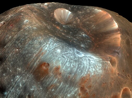 Cratère Stickney, de 9 km de diamètre, vu par l'instrument HiRISE.