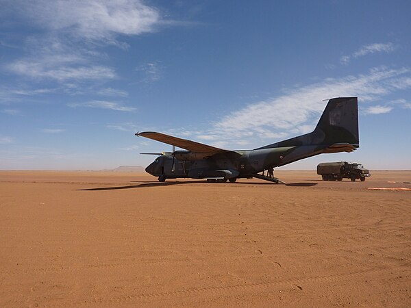 C-160 Transall de l'Armée de l'air française sur la piste de Madama, 1er janvier 2015 - Fort de Madama.