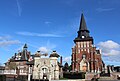 La place avec la mairie, l'imposant monument aux morts et l'église.